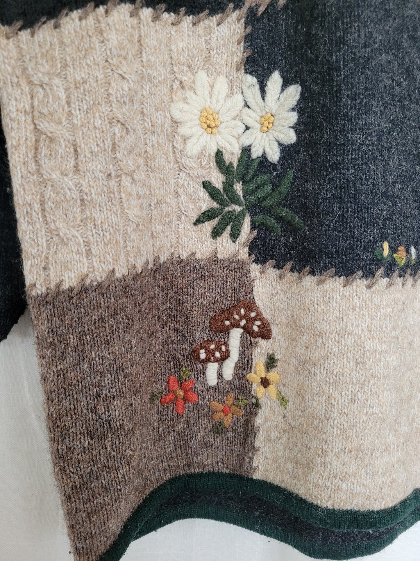 🌼 The Edelweiss Trail - vintage knitted sweater with embroidered details - size S/M