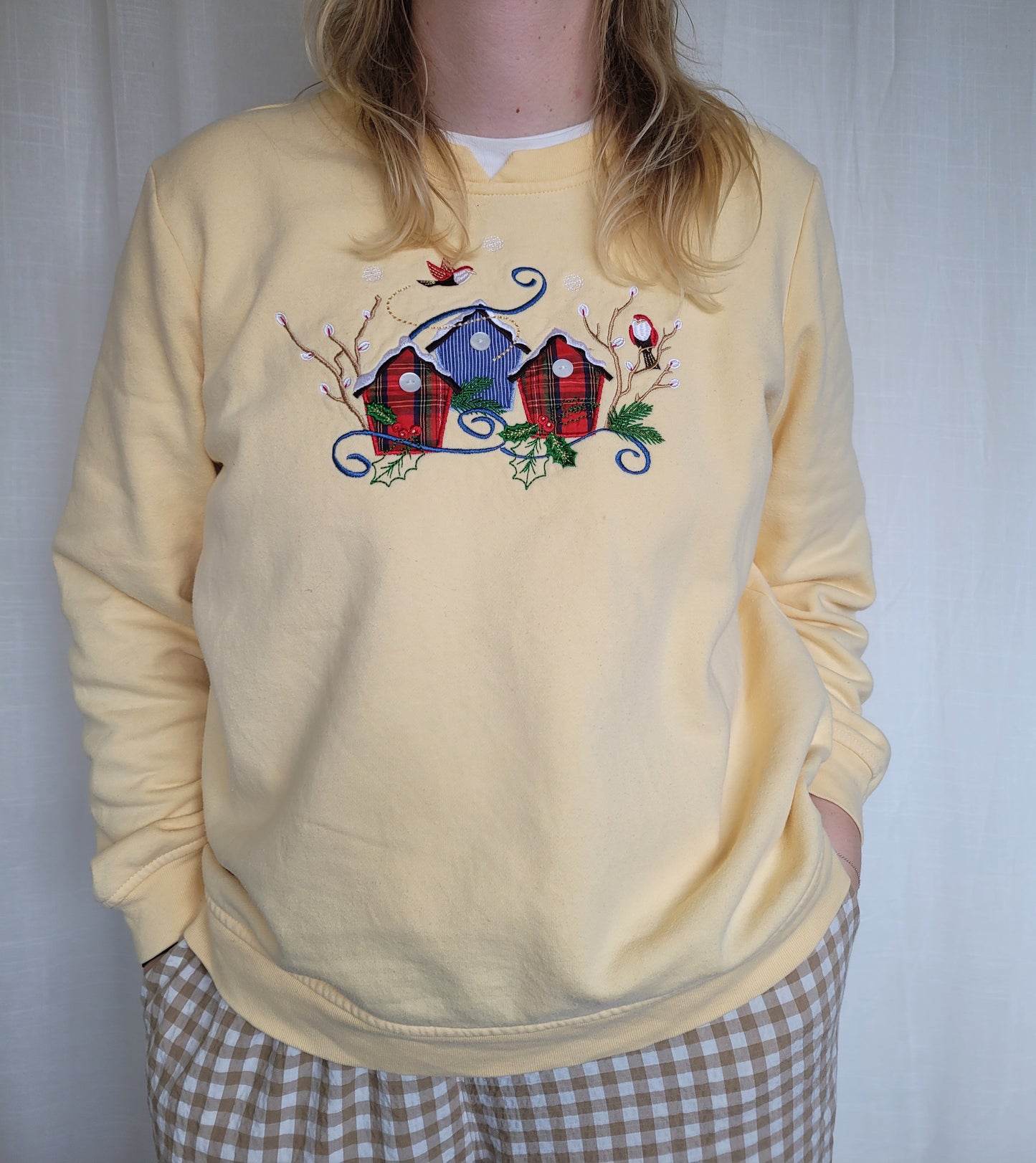 ✨ The Winter Birdhouses of Evergreen Village - vintage christmas butteryellow crewneck sweater - size L/XL