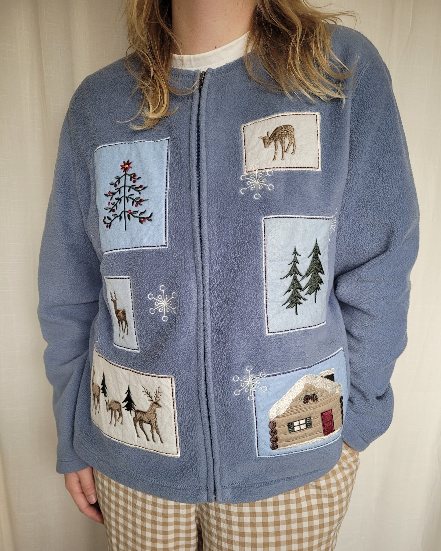 ❄️ Pineberry Deer - vintage lightblue fleece cardigan with embroidered winter landscape - size XL