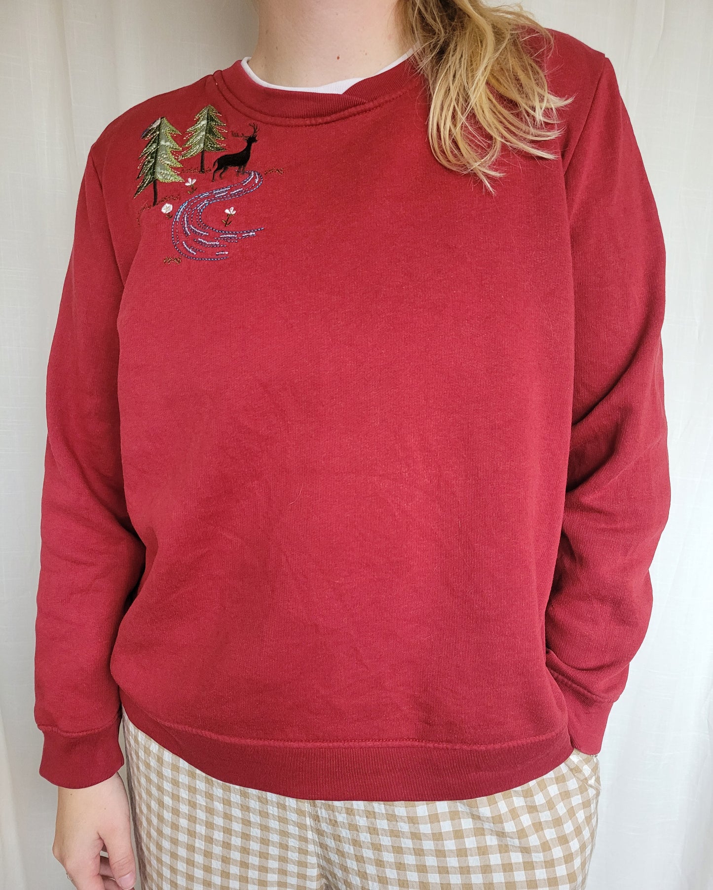 ❄️ Snowfield Stag - vintage red crenweck sweater with embroidered details - L/XL