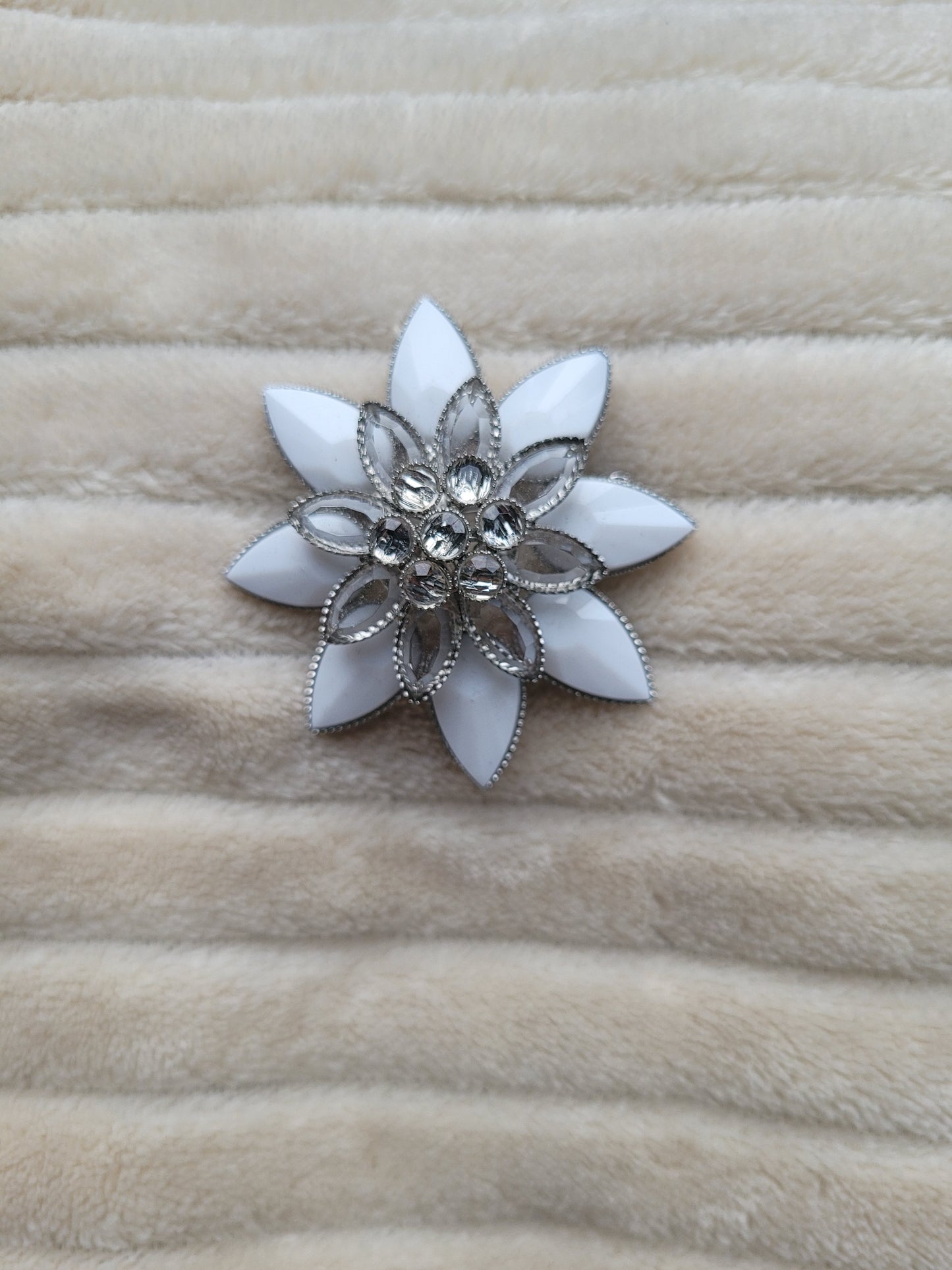 ✨ Frosted Flower - vintage flower shaped brooch