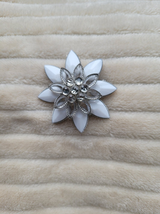 ✨ Frosted Flower - vintage flower shaped brooch