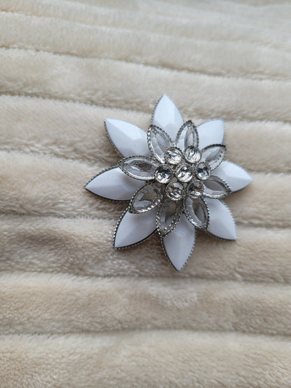✨ Frosted Flower - vintage flower shaped brooch