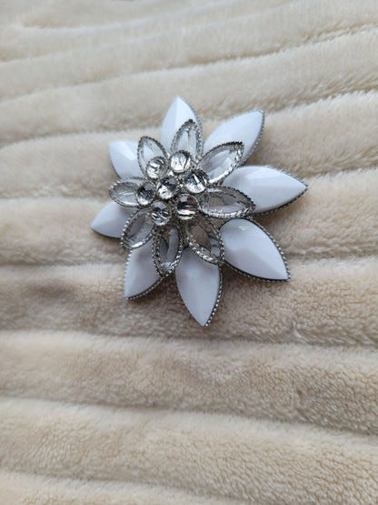✨ Frosted Flower - vintage flower shaped brooch