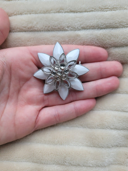 ✨ Frosted Flower - vintage flower shaped brooch