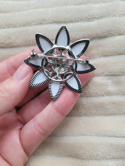 ✨ Frosted Flower - vintage flower shaped brooch