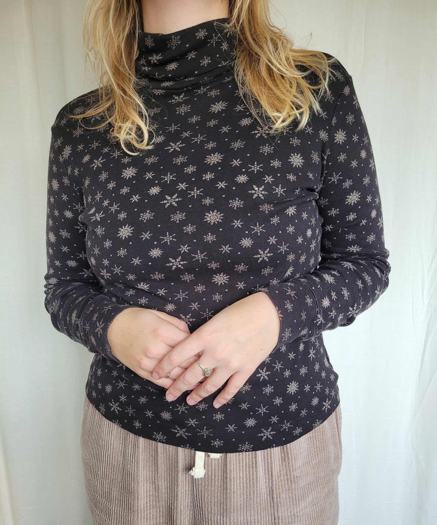 🌙 Snowlit Layers - vintage snowflake turtleneck shirt - size S