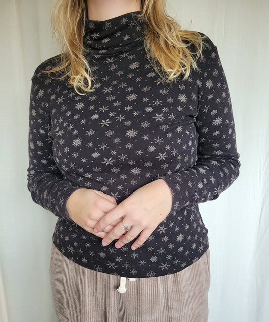 🌙 Snowlit Layers - vintage snowflake turtleneck shirt - size S