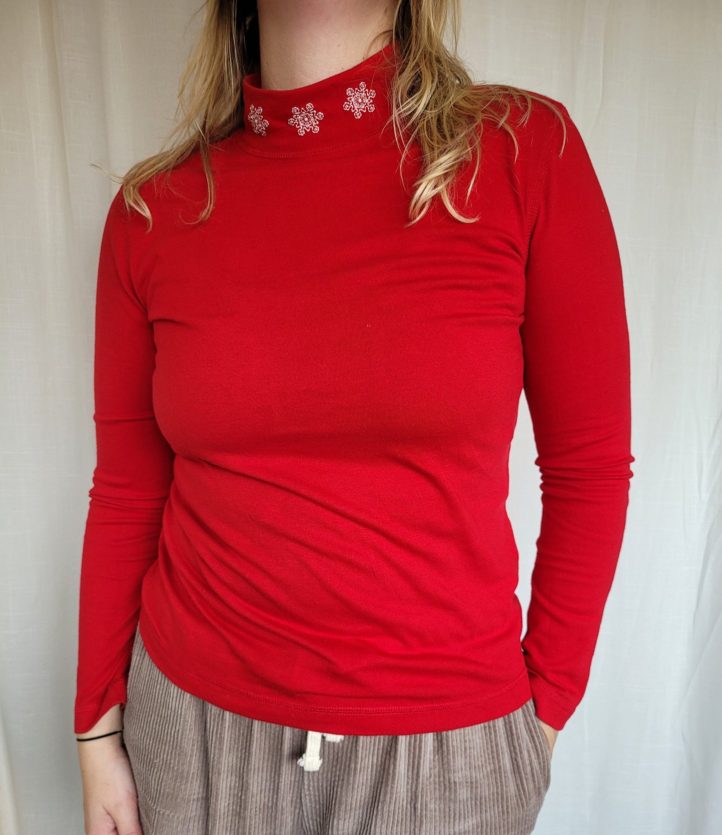 🌟 Frost-Kissed Red - vintage turtleneck with embroidered snowflakes - size M