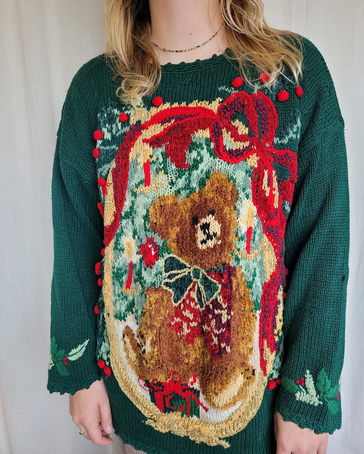 ✨ The Berry Bear’s Christmas Tale - vintage knitted sweater with teddy bear and red bow - size L
