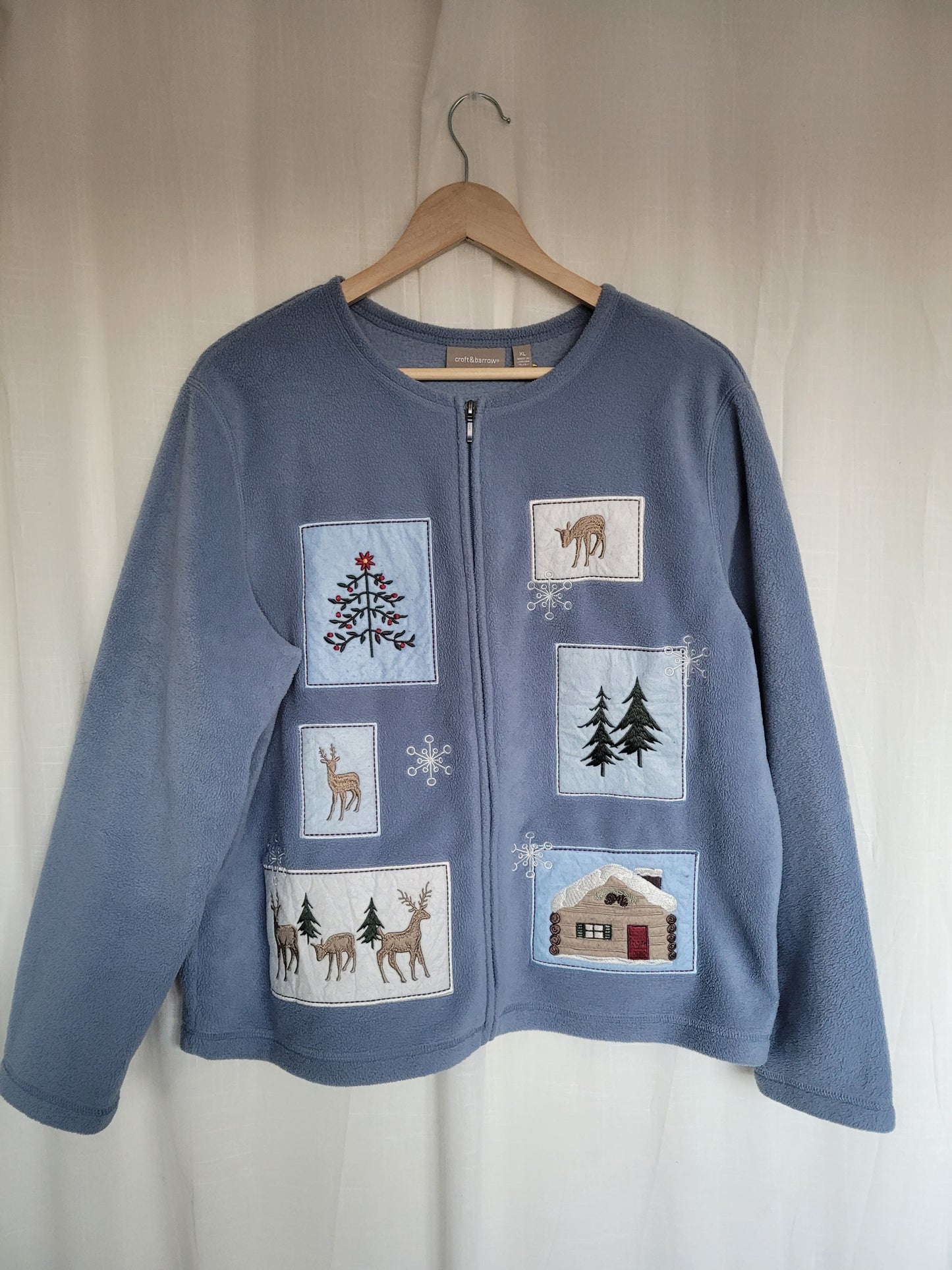 ❄️ Pineberry Deer - vintage lightblue fleece cardigan with embroidered winter landscape - size XL