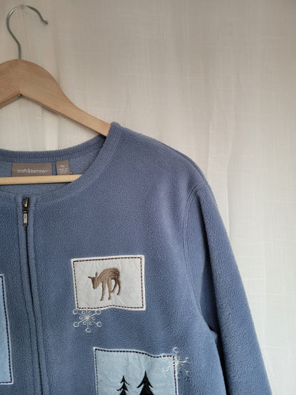 ❄️ Pineberry Deer - vintage lightblue fleece cardigan with embroidered winter landscape - size XL
