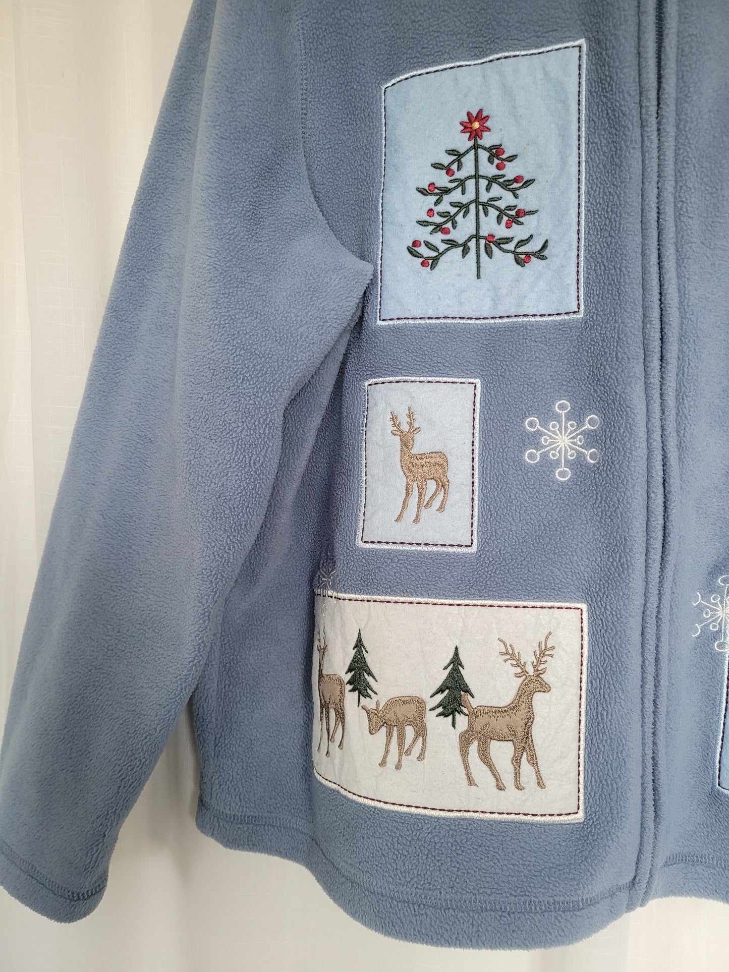 ❄️ Pineberry Deer - vintage lightblue fleece cardigan with embroidered winter landscape - size XL