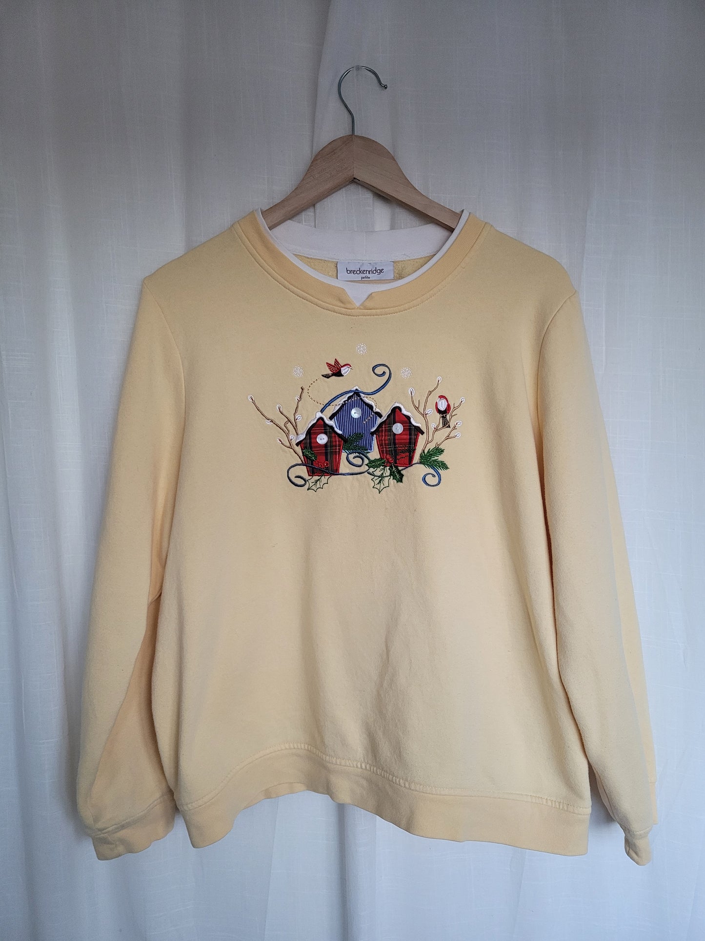 ✨ The Winter Birdhouses of Evergreen Village - vintage christmas butteryellow crewneck sweater - size L/XL