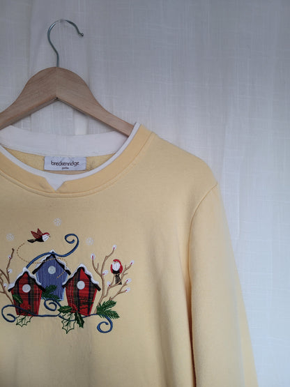 ✨ The Winter Birdhouses of Evergreen Village - vintage christmas butteryellow crewneck sweater - size L/XL