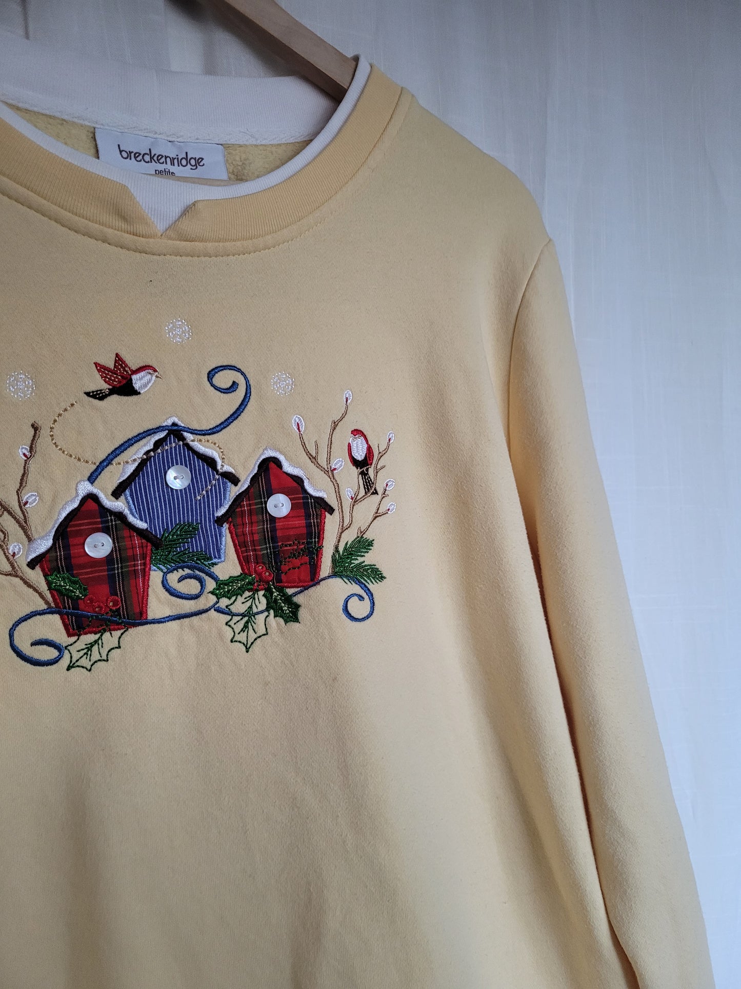 ✨ The Winter Birdhouses of Evergreen Village - vintage christmas butteryellow crewneck sweater - size L/XL