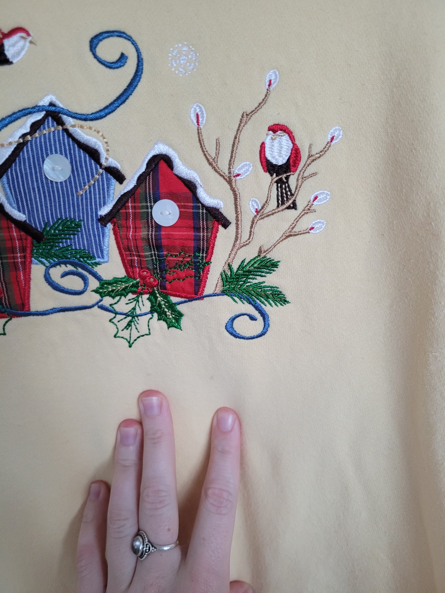 ✨ The Winter Birdhouses of Evergreen Village - vintage christmas butteryellow crewneck sweater - size L/XL