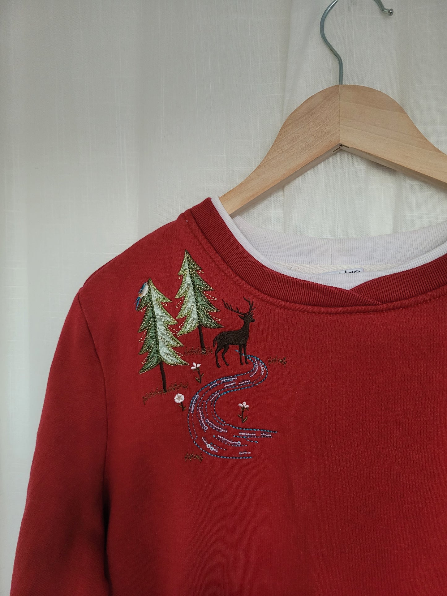 ❄️ Snowfield Stag - vintage red crenweck sweater with embroidered details - L/XL