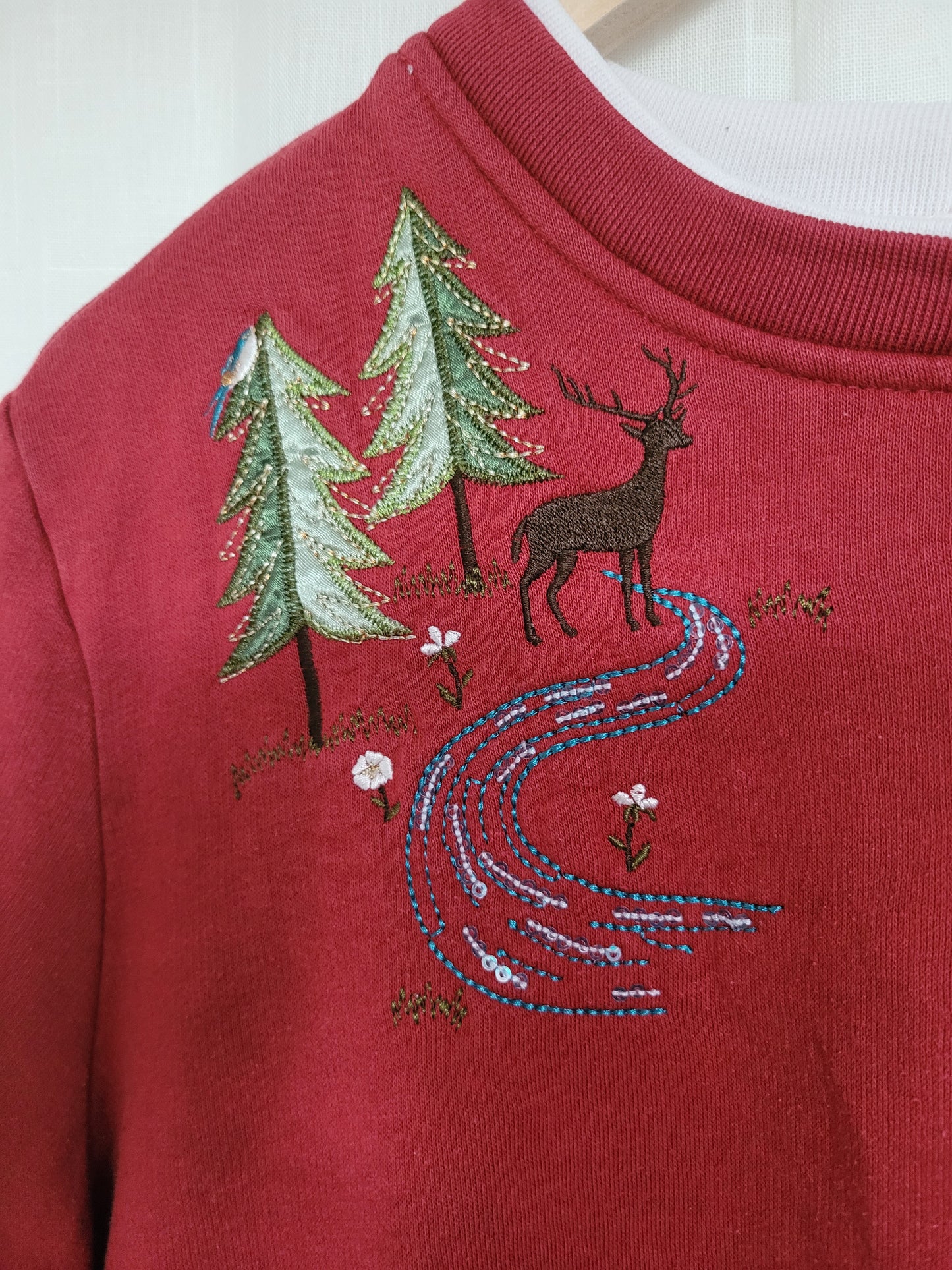 ❄️ Snowfield Stag - vintage red crenweck sweater with embroidered details - L/XL