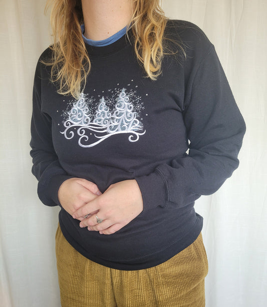 🌲 Snowy Forest Glow - vintage crewneck sweater with embroidered snowy trees - size S