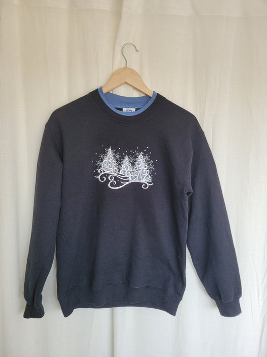 🌲 Snowy Forest Glow - vintage crewneck sweater with embroidered snowy trees - size S