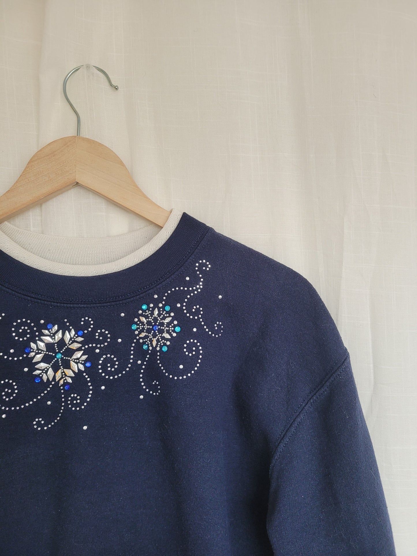 ❄️ Blue Frost Gems - vintage dark blue crewneck sweater with snowflakes - size L