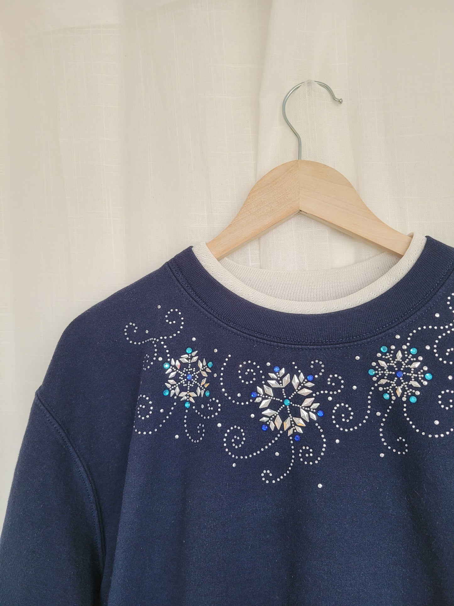❄️ Blue Frost Gems - vintage dark blue crewneck sweater with snowflakes - size L
