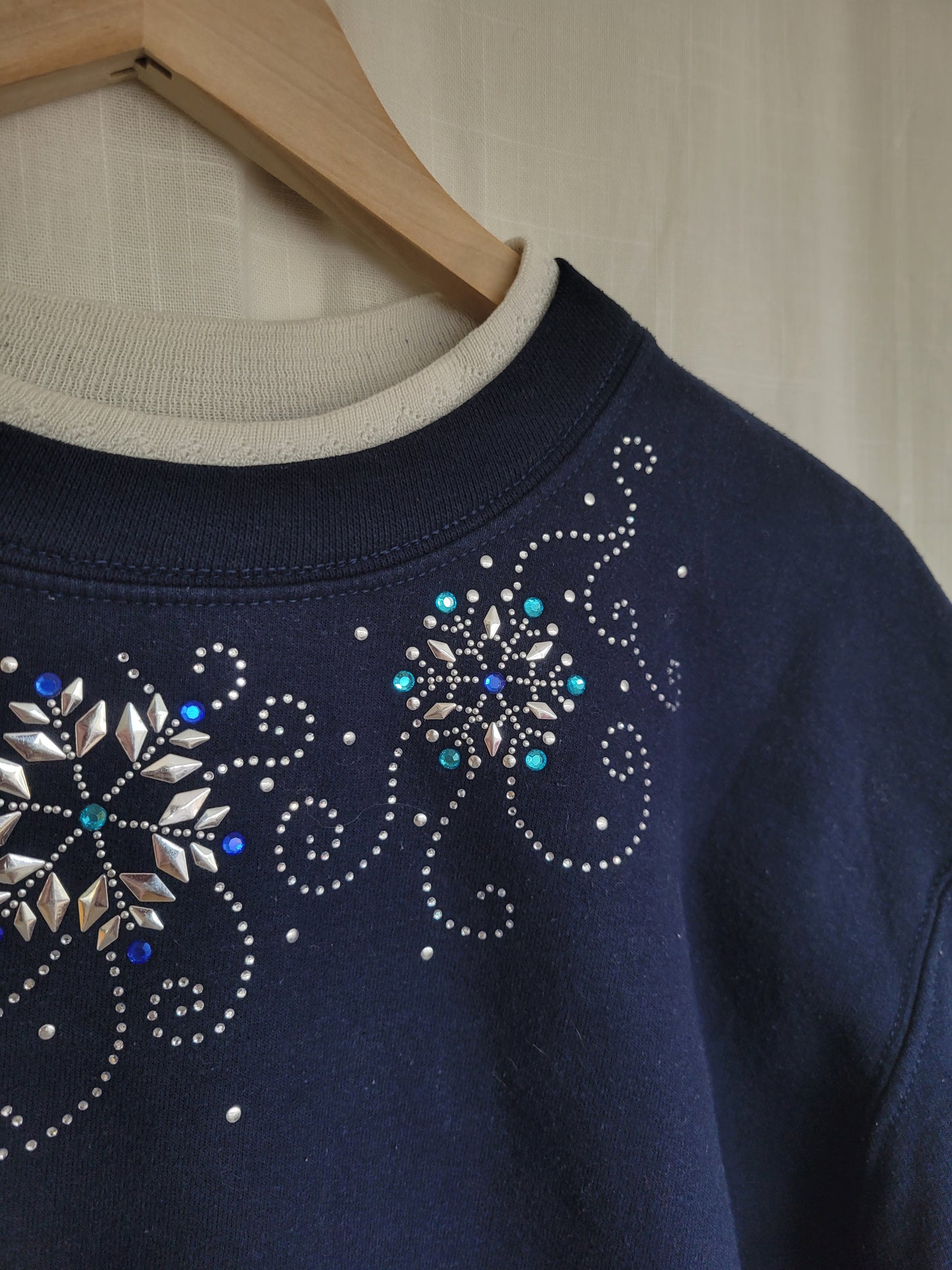 ❄️ Blue Frost Gems - vintage dark blue crewneck sweater with snowflakes - size L