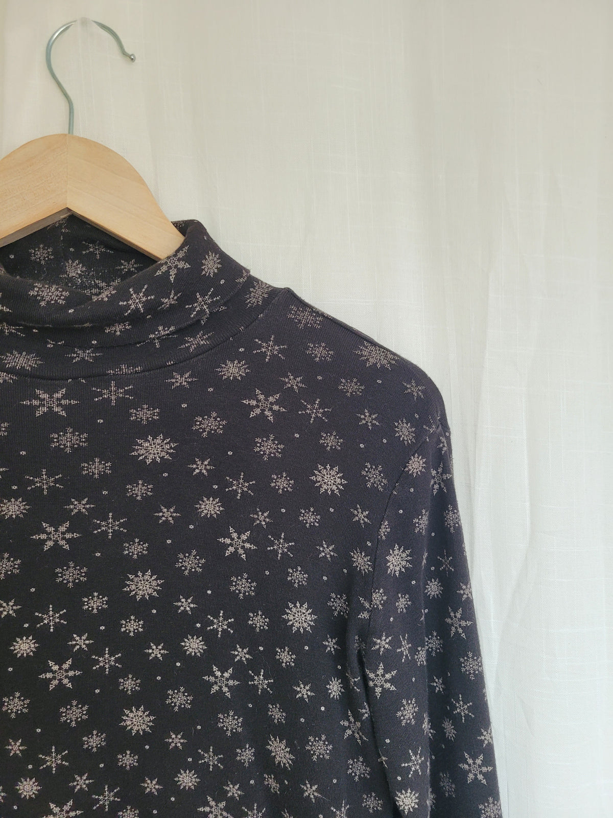 🌙 Snowlit Layers - vintage snowflake turtleneck shirt - size S