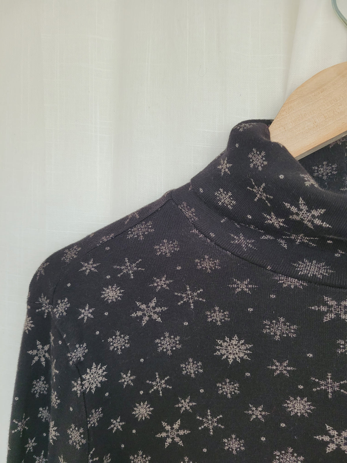 🌙 Snowlit Layers - vintage snowflake turtleneck shirt - size S