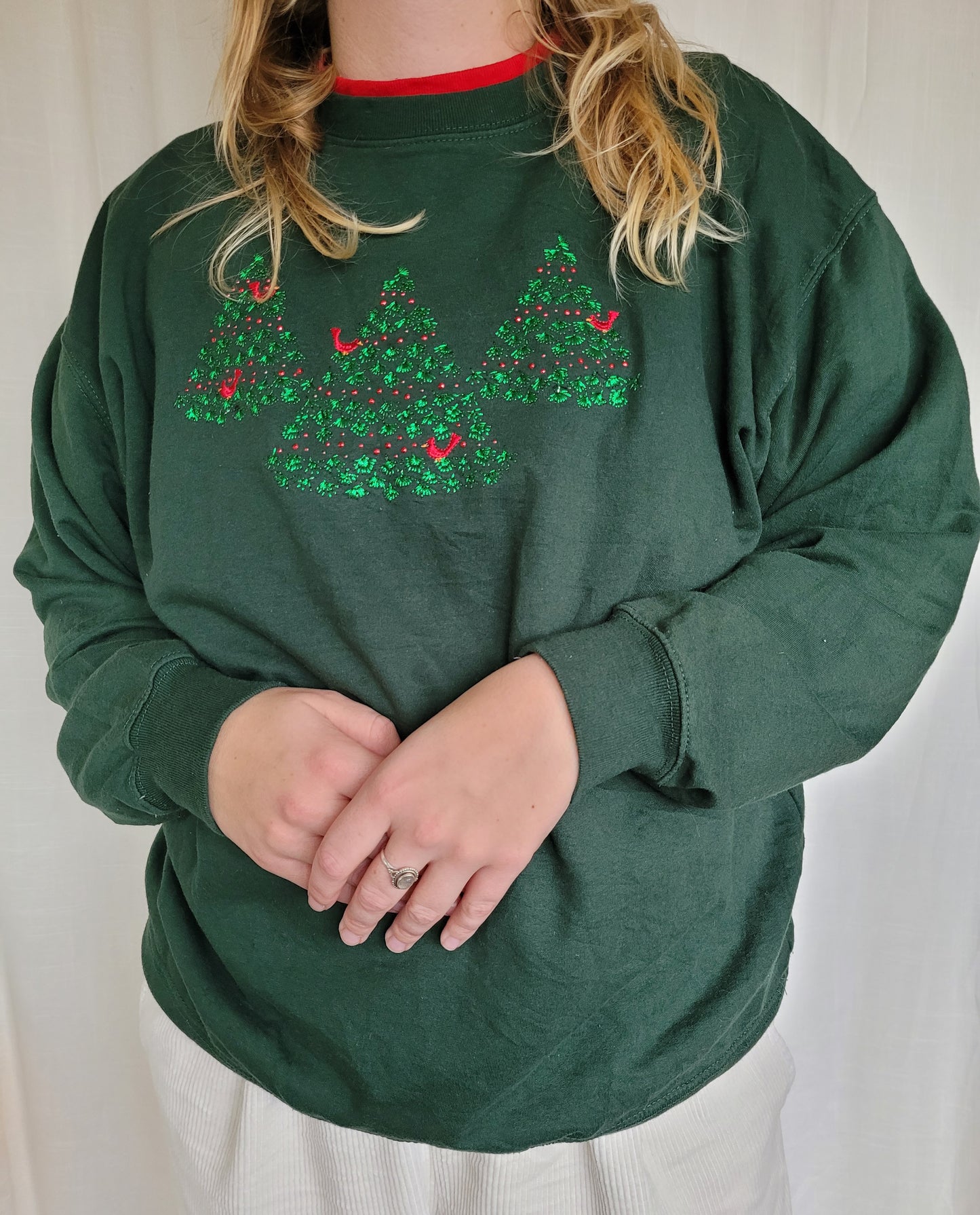 🎶 Tree Serenade - vintage crewneck sweater with shiny Christmas tree images - size L