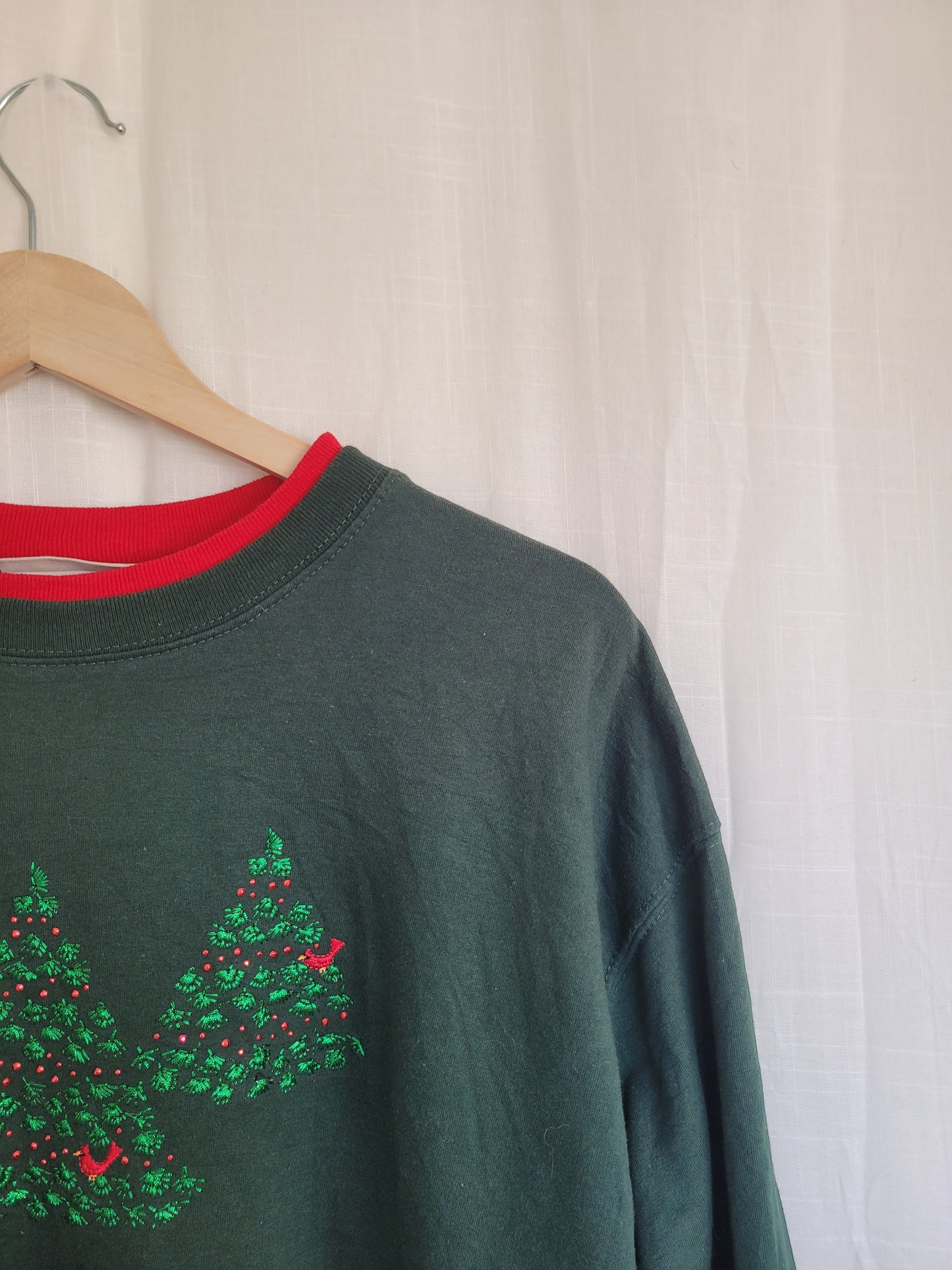 🎶 Tree Serenade - vintage crewneck sweater with shiny Christmas tree images - size L