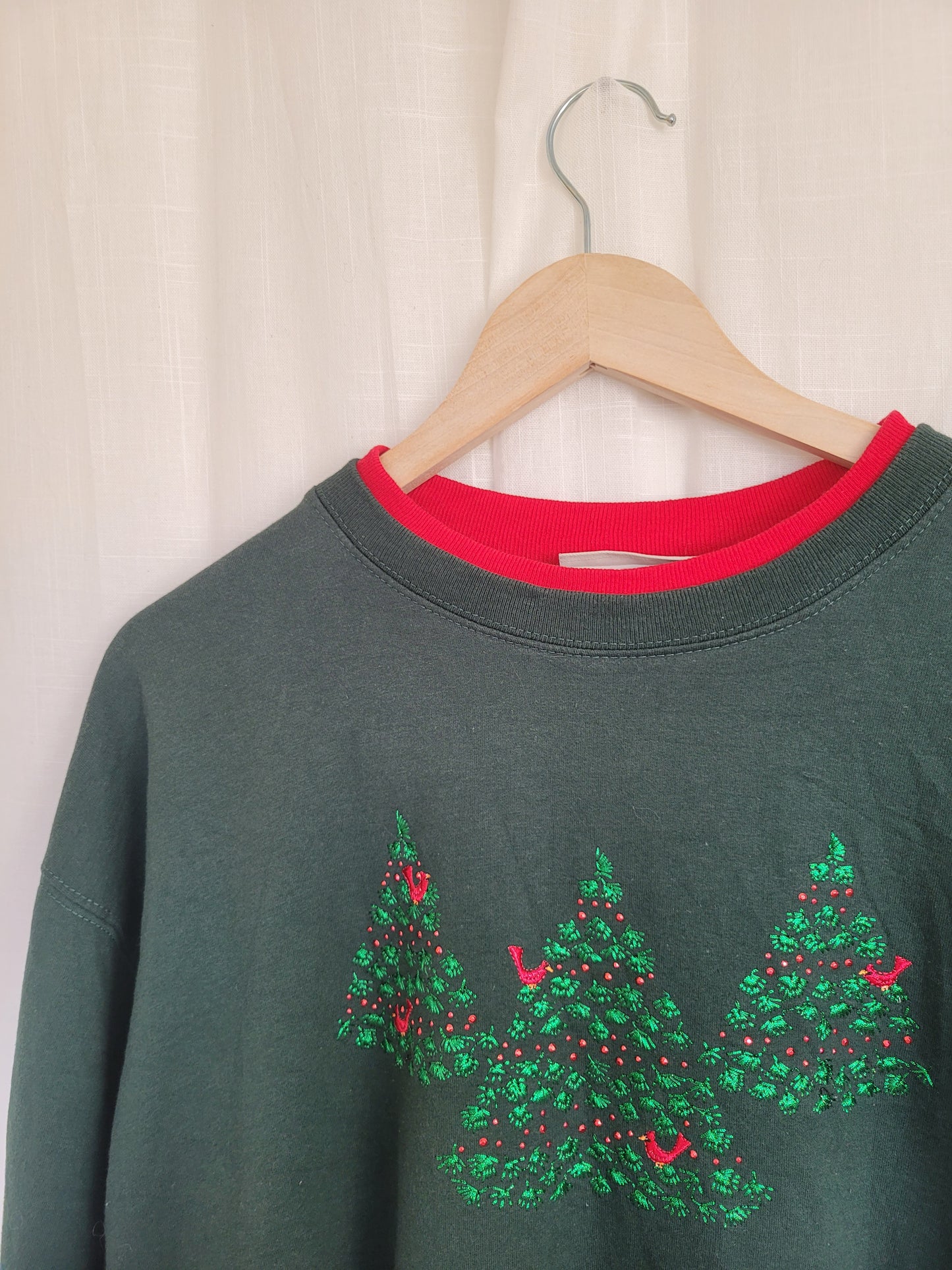 🎶 Tree Serenade - vintage crewneck sweater with shiny Christmas tree images - size L