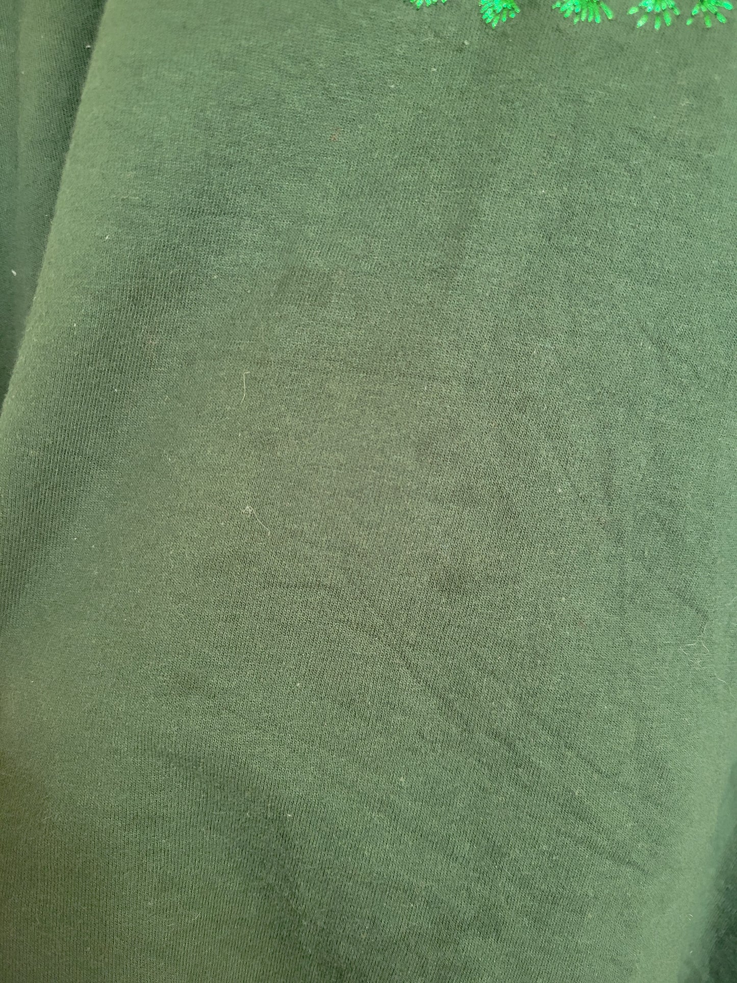 🎶 Tree Serenade - vintage crewneck sweater with shiny Christmas tree images - size L