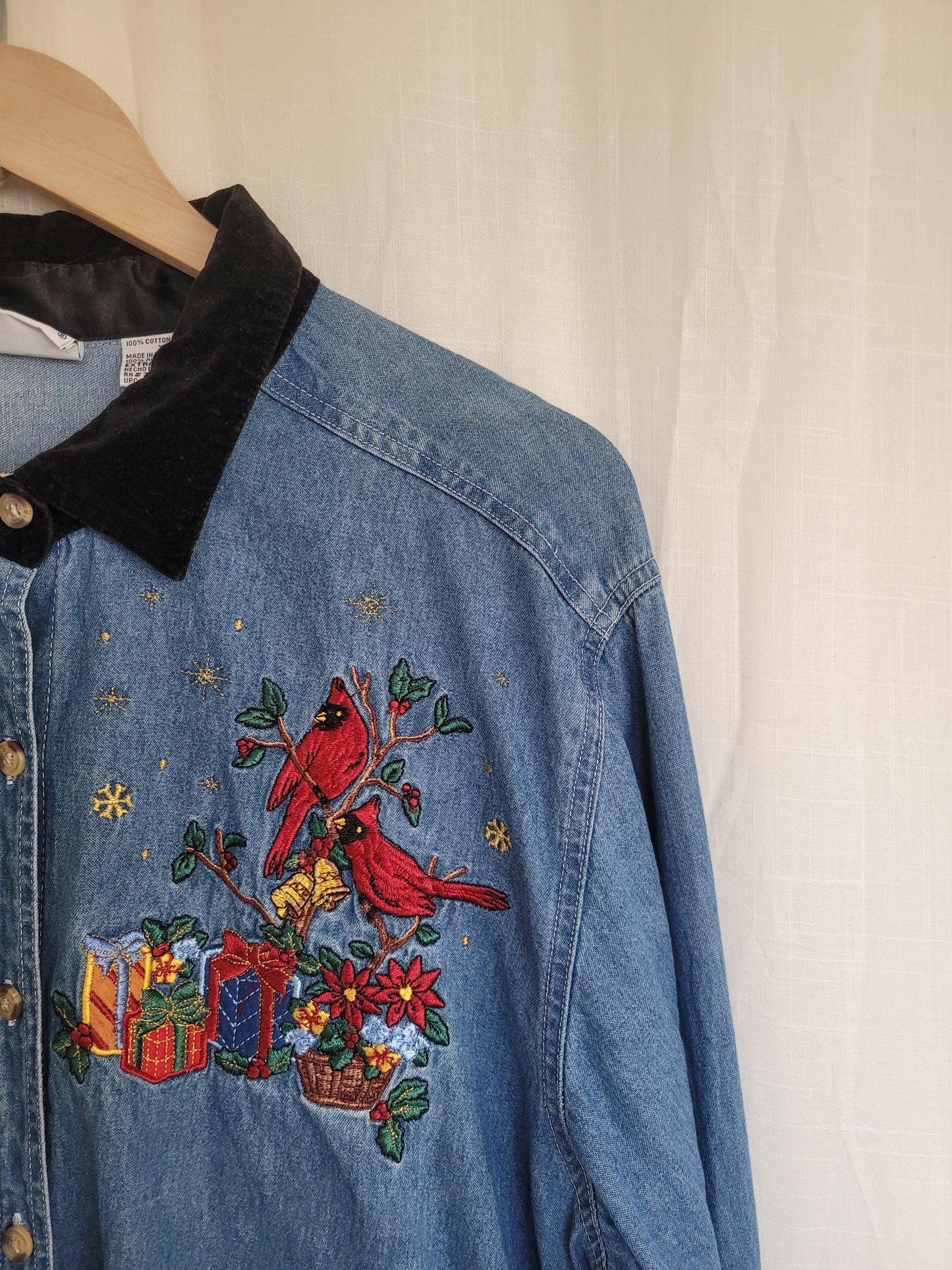 🕊️ Cardinals & Gifts - vintage denim blouse with embroidered Christmas details - size XL
