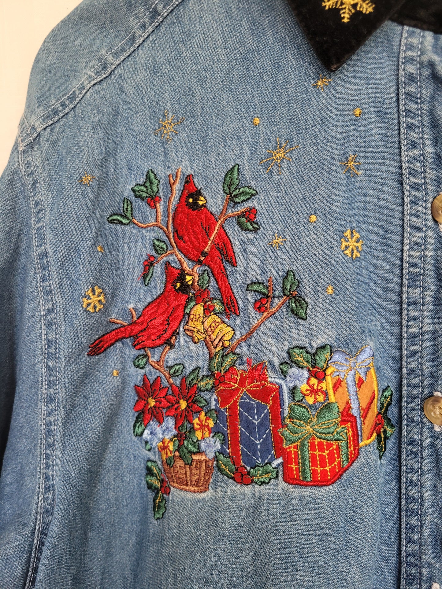 🕊️ Cardinals & Gifts - vintage denim blouse with embroidered Christmas details - size XL