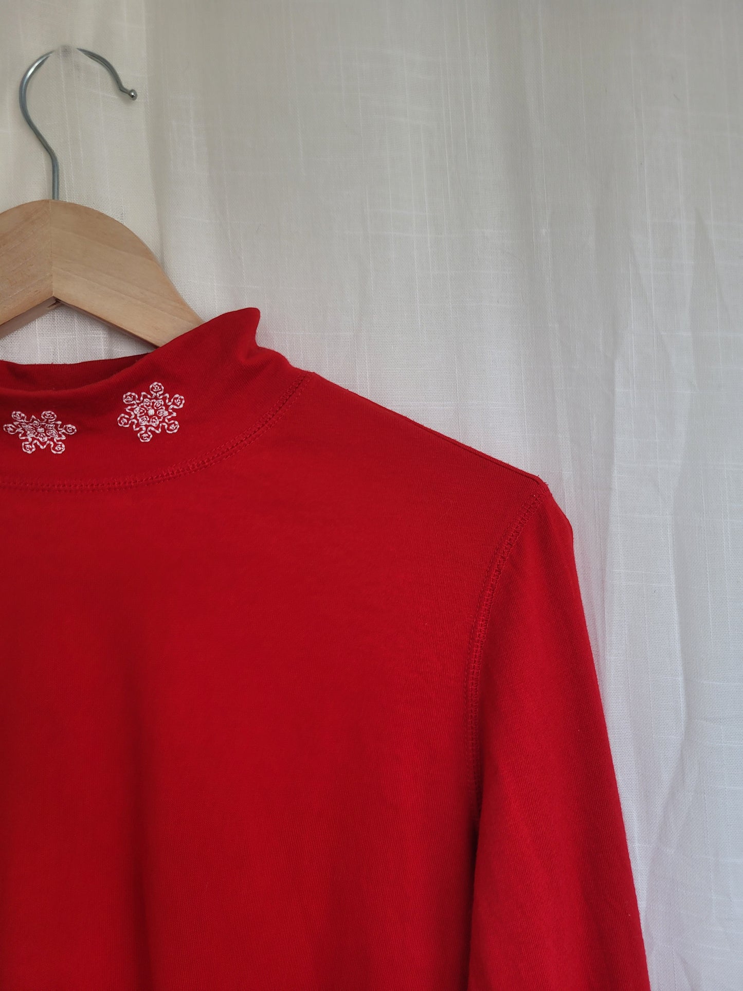 🌟 Frost-Kissed Red - vintage turtleneck with embroidered snowflakes - size M