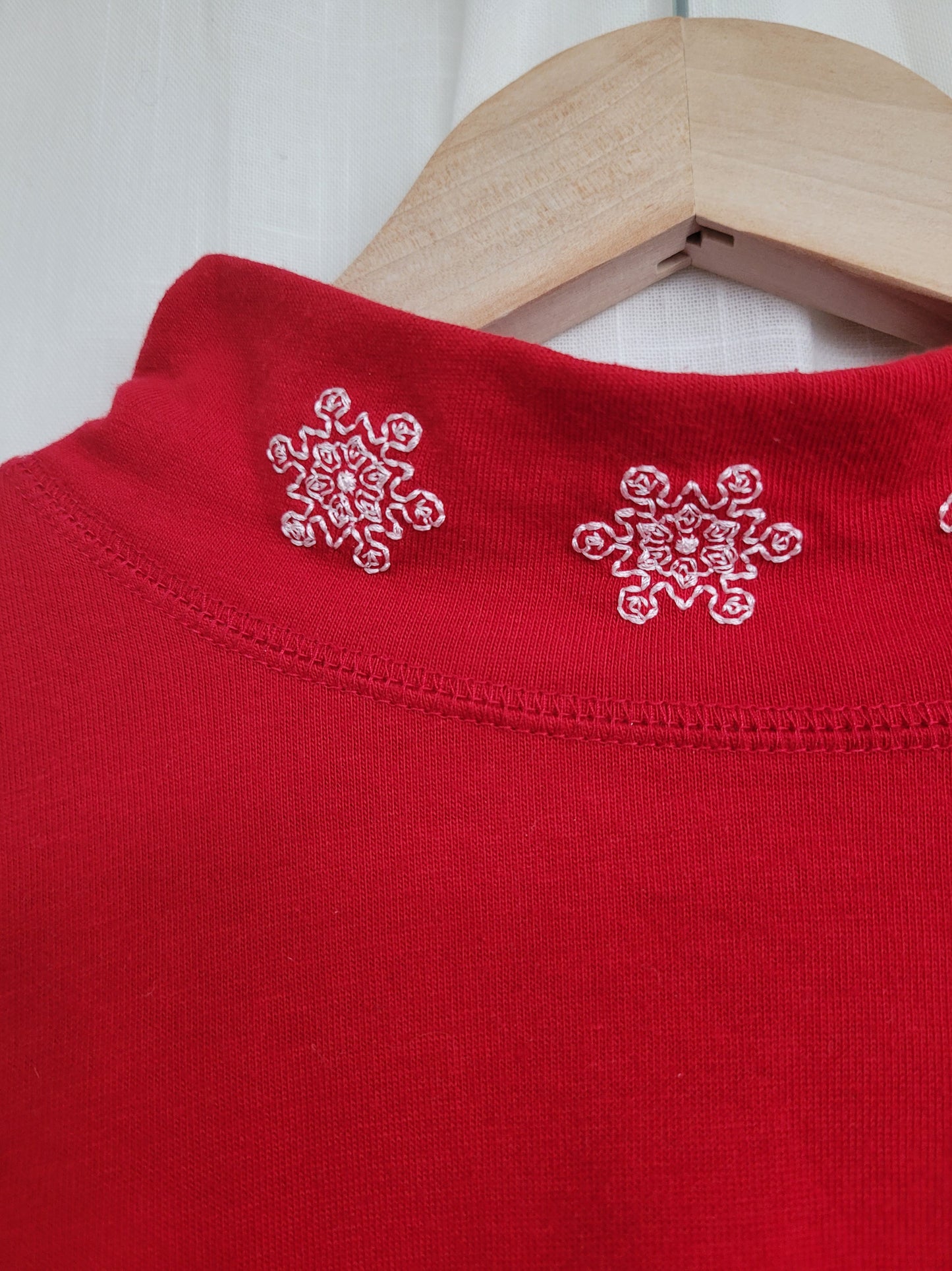 🌟 Frost-Kissed Red - vintage turtleneck with embroidered snowflakes - size M
