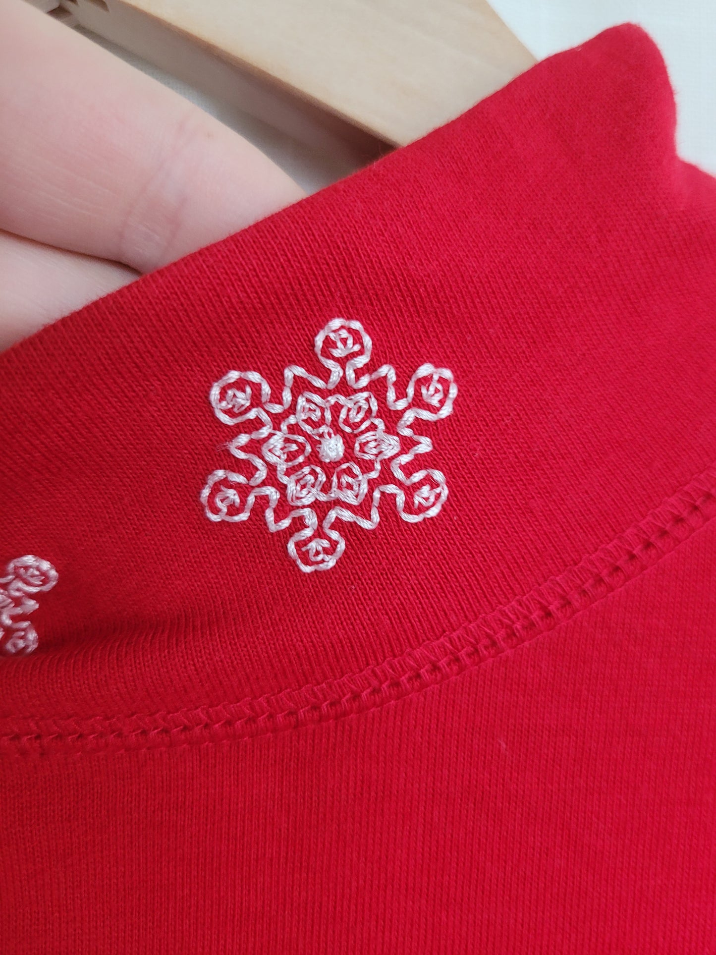 🌟 Frost-Kissed Red - vintage turtleneck with embroidered snowflakes - size M