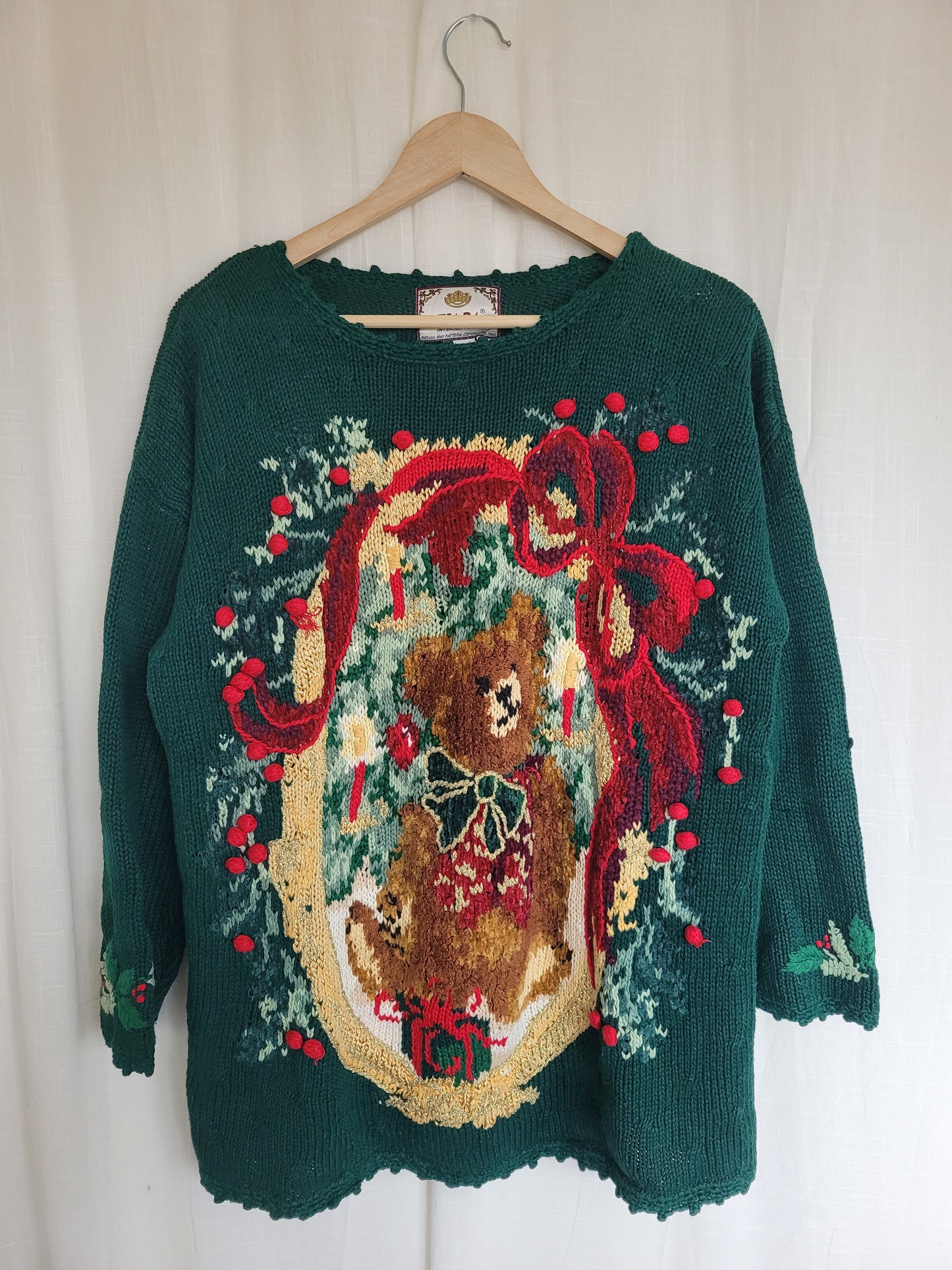 ✨ The Berry Bear’s Christmas Tale - vintage knitted sweater with teddy bear and red bow - size L