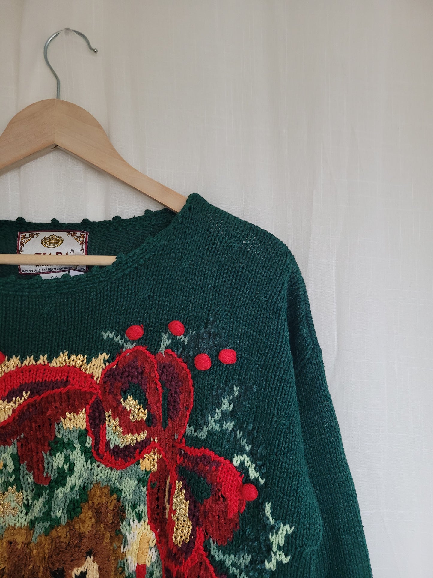 ✨ The Berry Bear’s Christmas Tale - vintage knitted sweater with teddy bear and red bow - size L