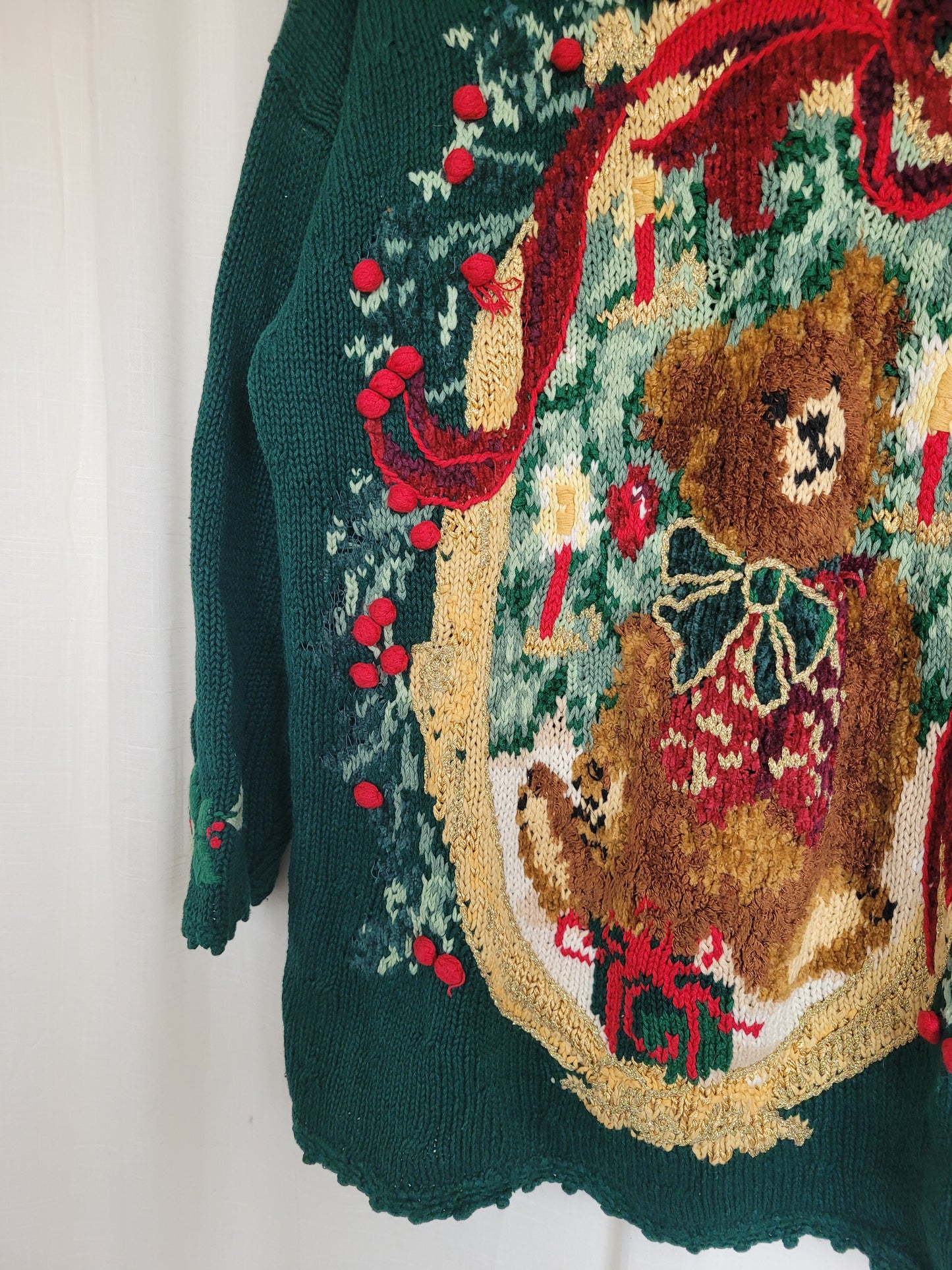 ✨ The Berry Bear’s Christmas Tale - vintage knitted sweater with teddy bear and red bow - size L