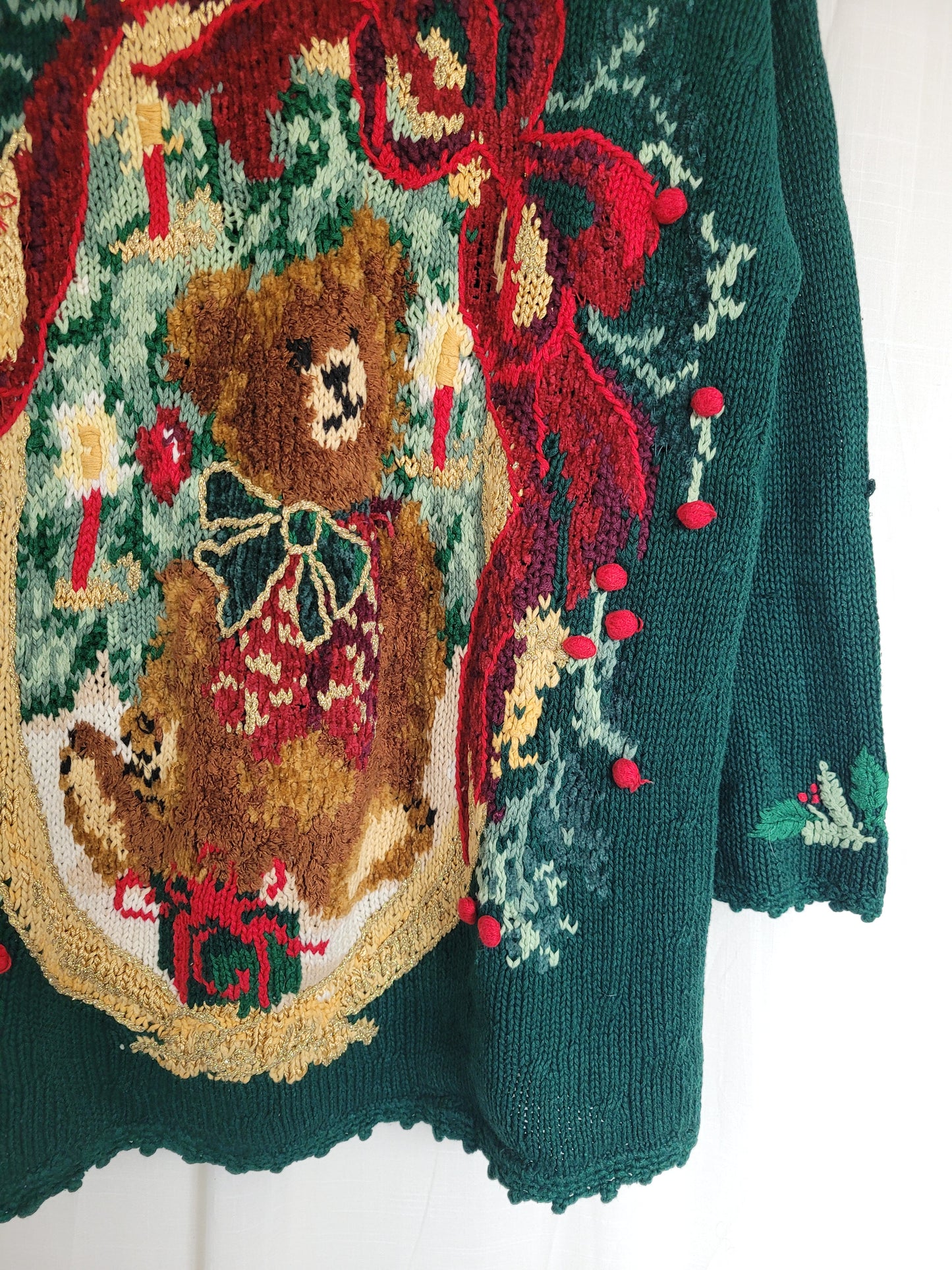 ✨ The Berry Bear’s Christmas Tale - vintage knitted sweater with teddy bear and red bow - size L