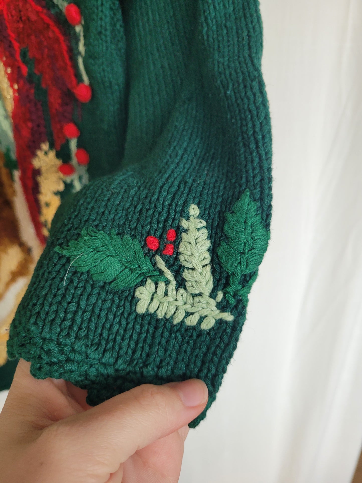 ✨ The Berry Bear’s Christmas Tale - vintage knitted sweater with teddy bear and red bow - size L