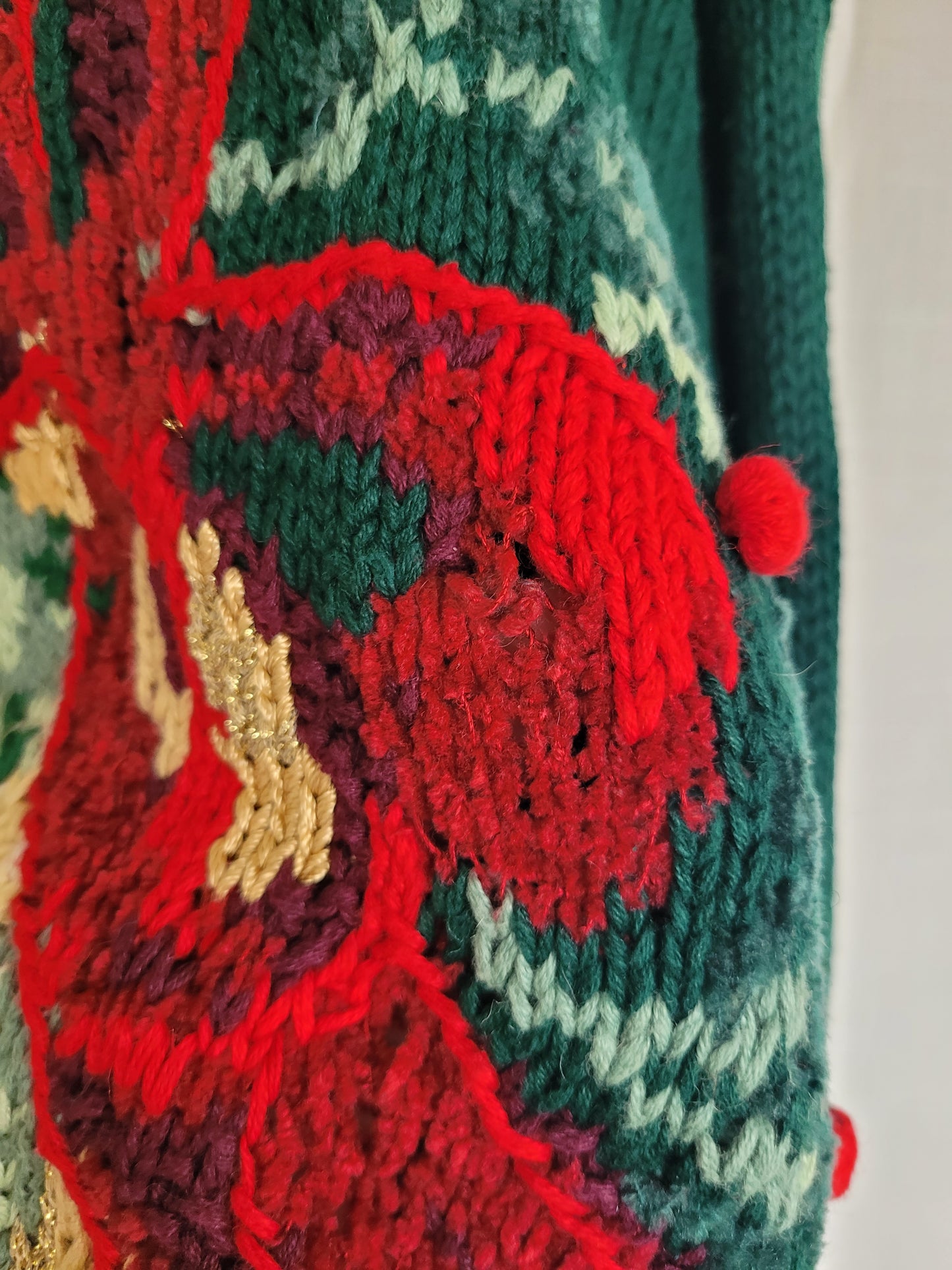 ✨ The Berry Bear’s Christmas Tale - vintage knitted sweater with teddy bear and red bow - size L