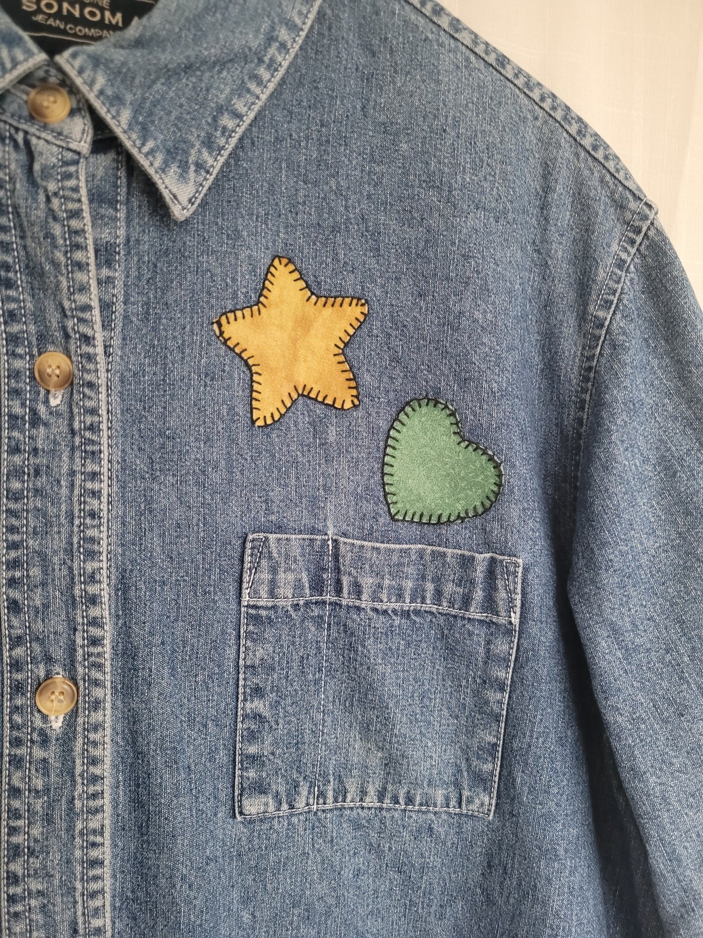 🎀 Sugar & Stitch - vintage denim button up shirt with Christmas theme - size L