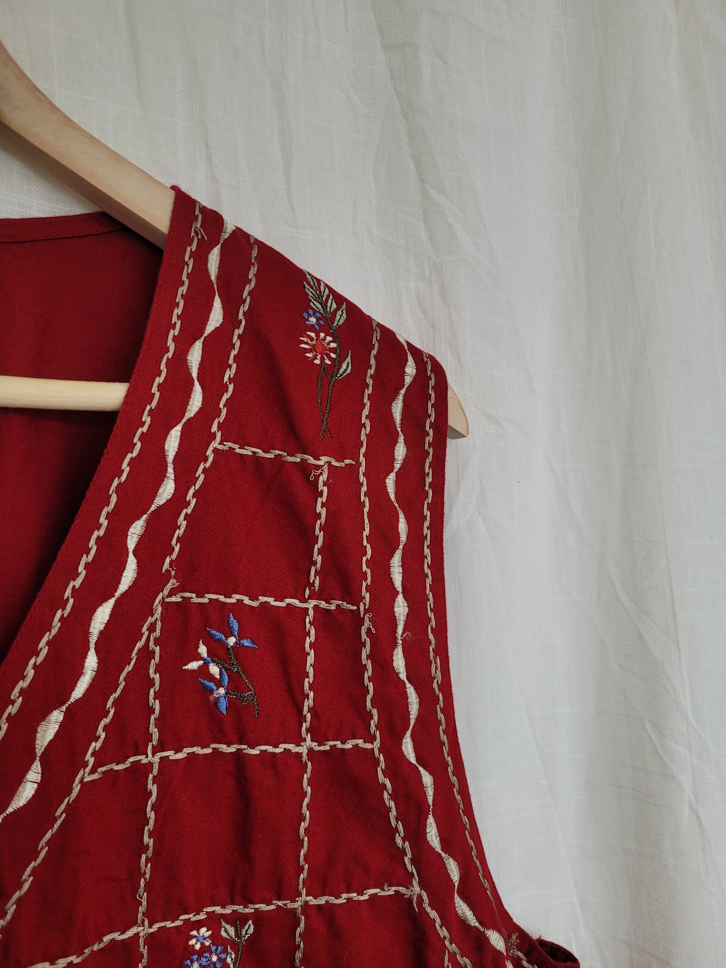 🌸 Burgundy Blossom - vintage gilet with embroidered details - size XL