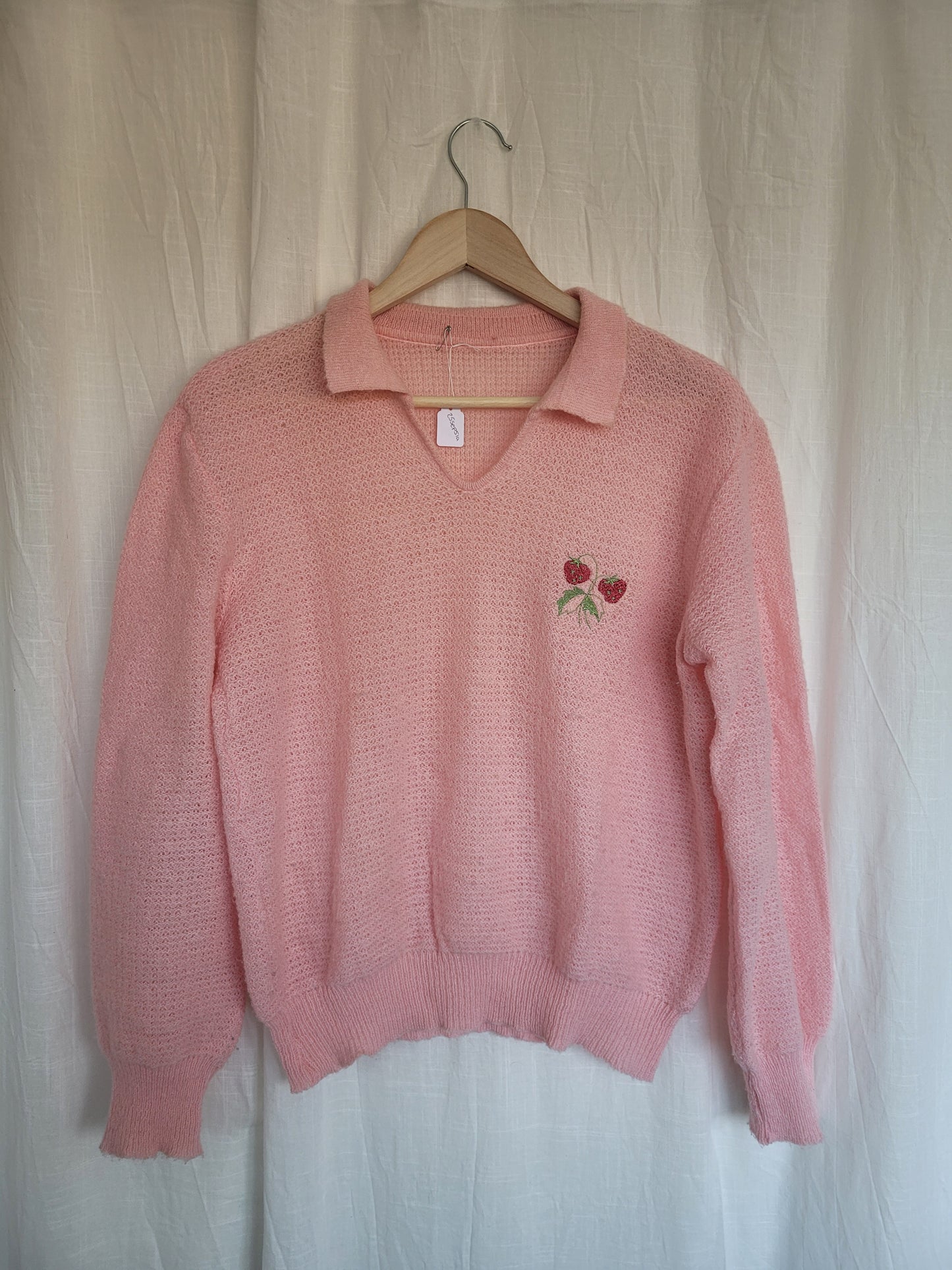 🍓  Blush Berry - vintage sweater with embroidered strawberries - size S/M