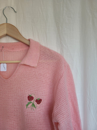🍓  Blush Berry - vintage sweater with embroidered strawberries - size S/M
