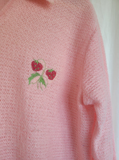 🍓  Blush Berry - vintage sweater with embroidered strawberries - size S/M